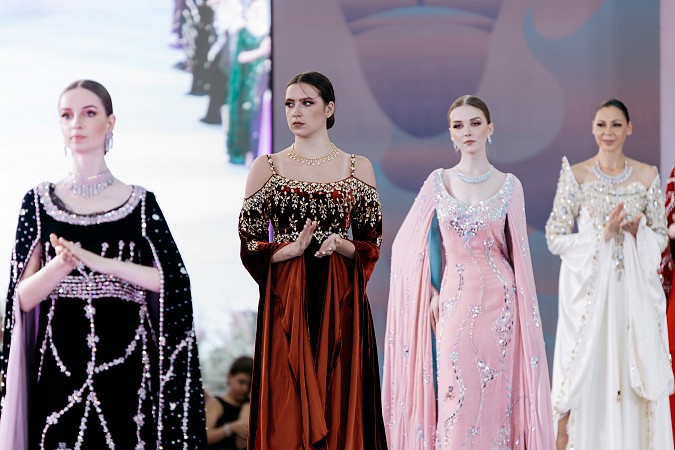 Более 80 зарубежных и российских коллекций представили на фестивале моды «Льняная палитра» фото 17