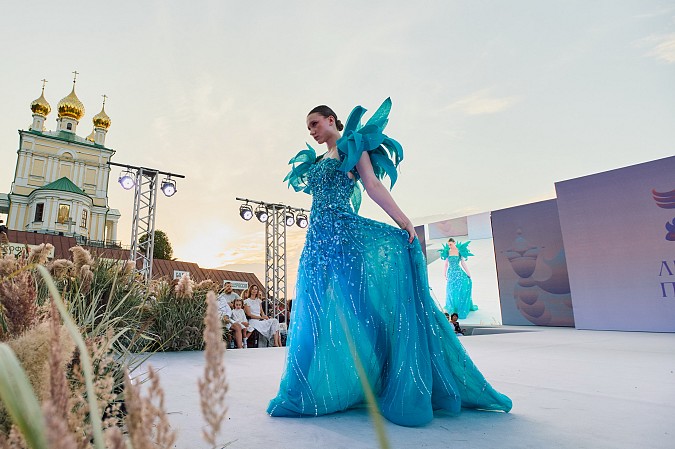 Более 80 зарубежных и российских коллекций представили на фестивале моды «Льняная палитра» фото 3