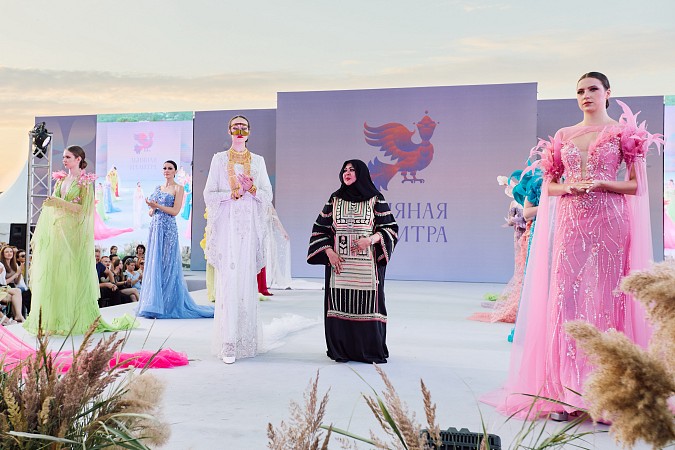 Более 80 зарубежных и российских коллекций представили на фестивале моды «Льняная палитра» фото 6