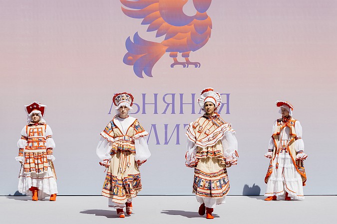 Более 80 зарубежных и российских коллекций представили на фестивале моды «Льняная палитра» фото 14