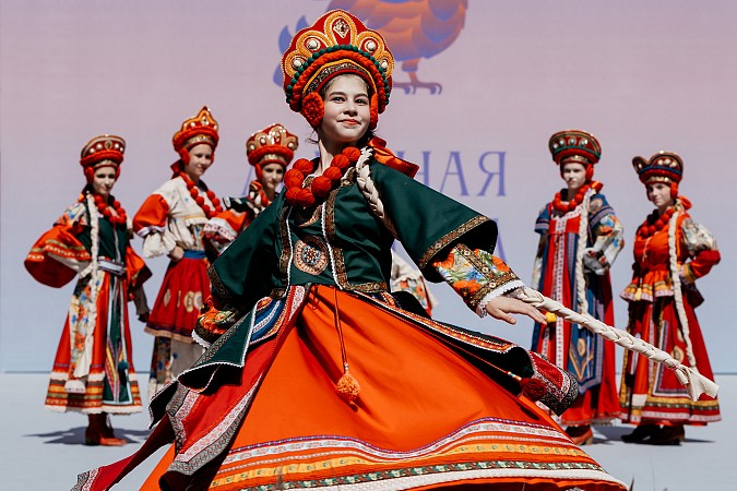 Более 80 зарубежных и российских коллекций представили на фестивале моды «Льняная палитра» фото 15