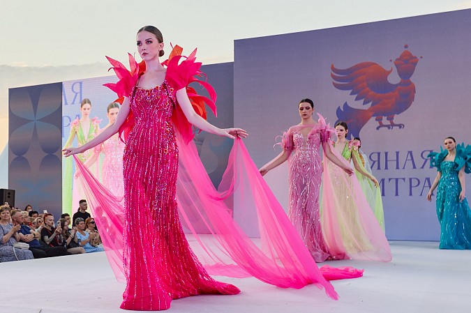 Более 80 зарубежных и российских коллекций представили на фестивале моды «Льняная палитра» фото 5