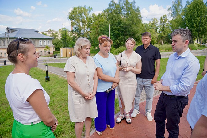 На Базарной площади в Наволоках подрядчик устраняет недостатки фото 2