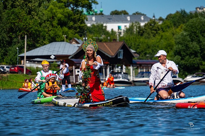 Герои сказок и мультфильмов стали участниками сап-парада в Кинешме фото 6