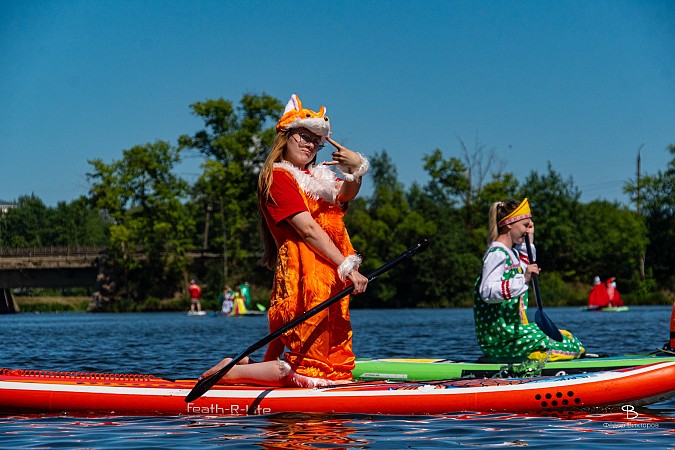 Герои сказок и мультфильмов стали участниками сап-парада в Кинешме фото 3