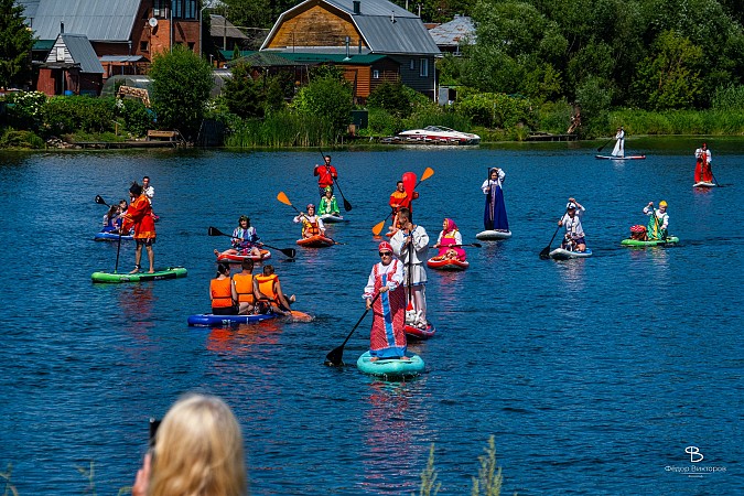 Герои сказок и мультфильмов стали участниками сап-парада в Кинешме фото 5