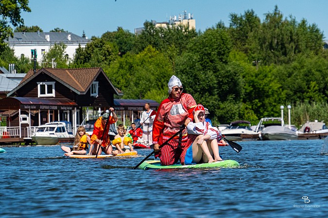 Герои сказок и мультфильмов стали участниками сап-парада в Кинешме фото 11