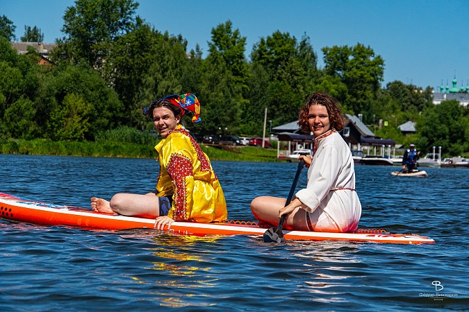 Герои сказок и мультфильмов стали участниками сап-парада в Кинешме фото 10