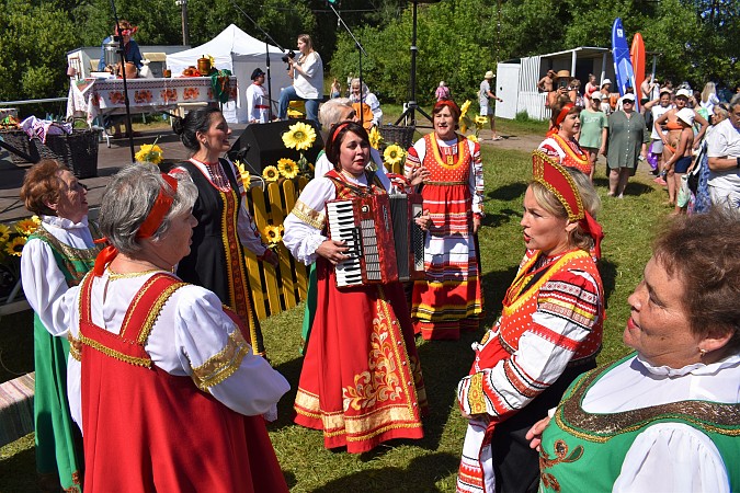 На центральном пляже Кинешмы показали спектакль-реконструкцию русской свадьбы фото 7