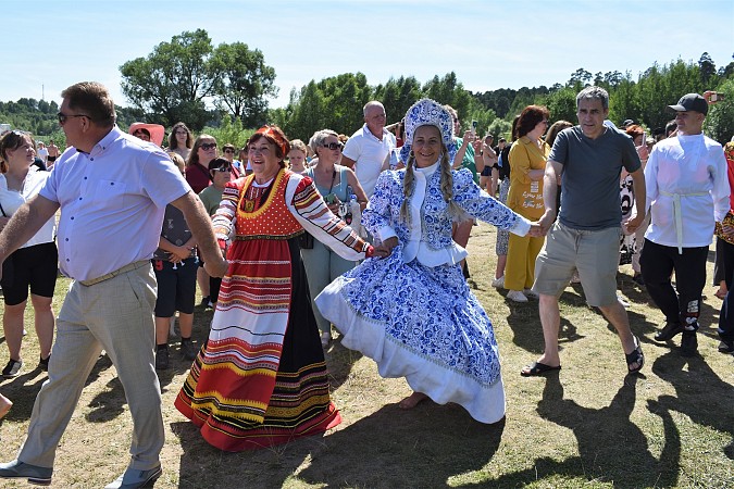 На центральном пляже Кинешмы показали спектакль-реконструкцию русской свадьбы фото 8