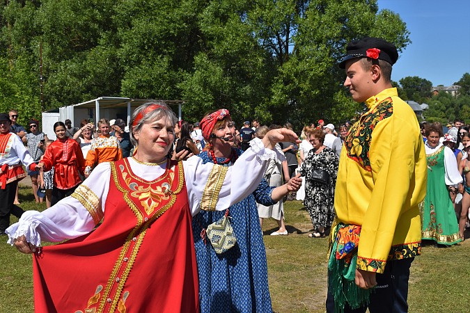 На центральном пляже Кинешмы показали спектакль-реконструкцию русской свадьбы фото 9