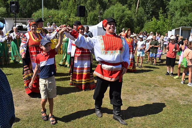 На центральном пляже Кинешмы показали спектакль-реконструкцию русской свадьбы фото 5