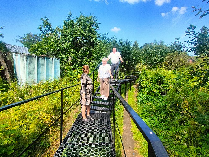 Общественность Наволок проинспектировала новую лестницу через овраг на ул.Ярославской фото 2