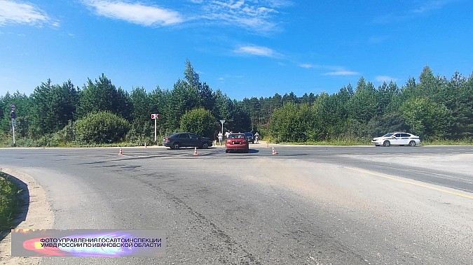 На пересечении улиц 2-я Шуйская и Заволжская две автоледи устроили ДТП фото 2