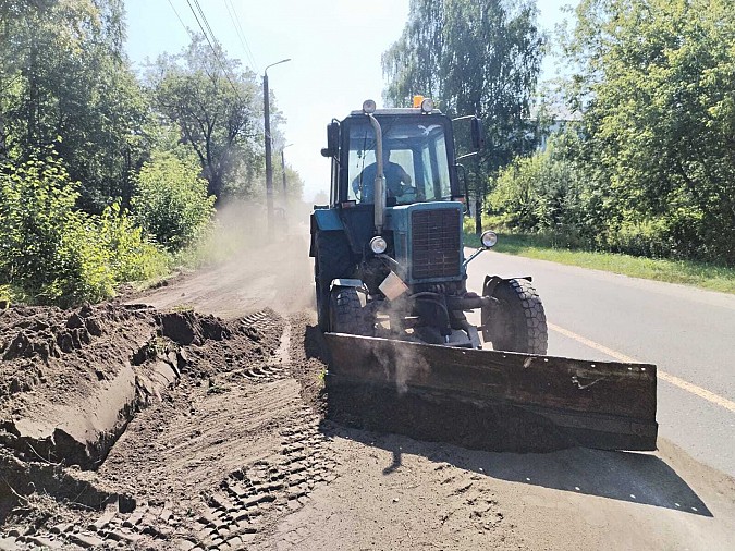 УГХ Кинешмы профилирует обочины дорог фото 5