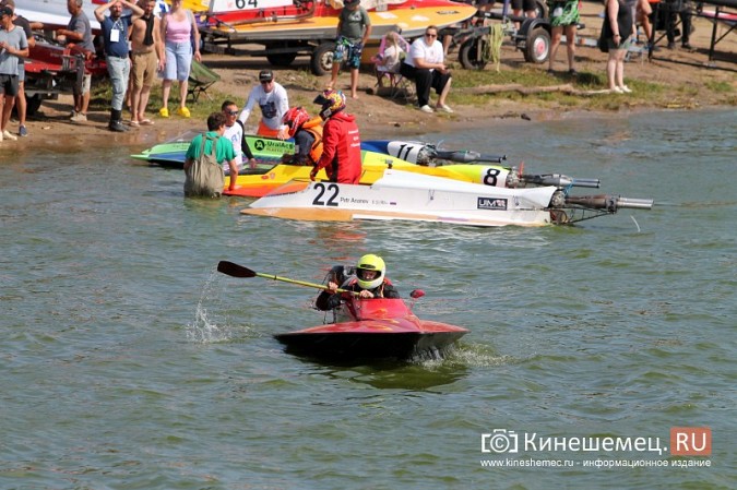 Несколько мотолодок перевернулись в первый день Чемпионата России в Кинешме фото 15