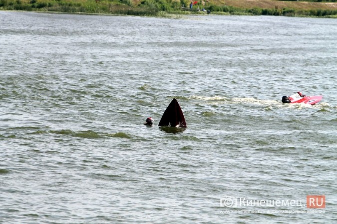 Несколько мотолодок перевернулись в первый день Чемпионата России в Кинешме фото 27