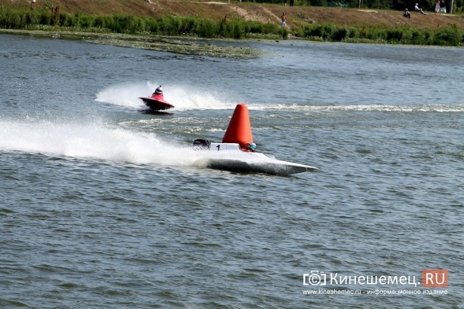 Несколько мотолодок перевернулись в первый день Чемпионата России в Кинешме фото 22