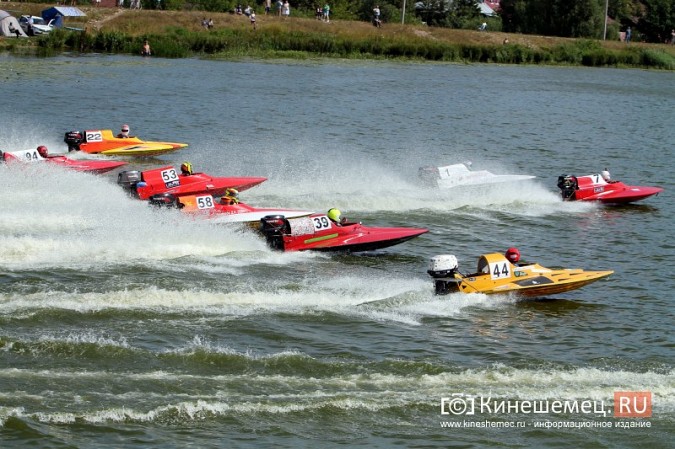 Несколько мотолодок перевернулись в первый день Чемпионата России в Кинешме фото 20
