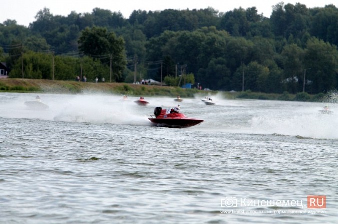 Несколько мотолодок перевернулись в первый день Чемпионата России в Кинешме фото 32