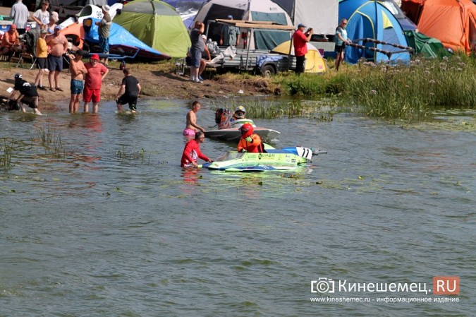 Несколько мотолодок перевернулись в первый день Чемпионата России в Кинешме фото 14