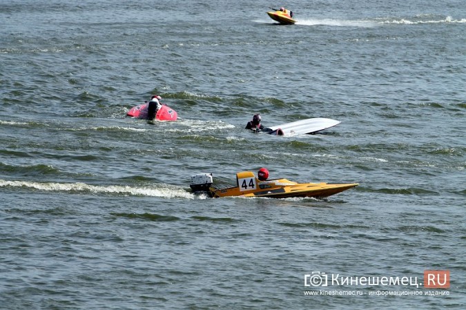 Несколько мотолодок перевернулись в первый день Чемпионата России в Кинешме фото 24