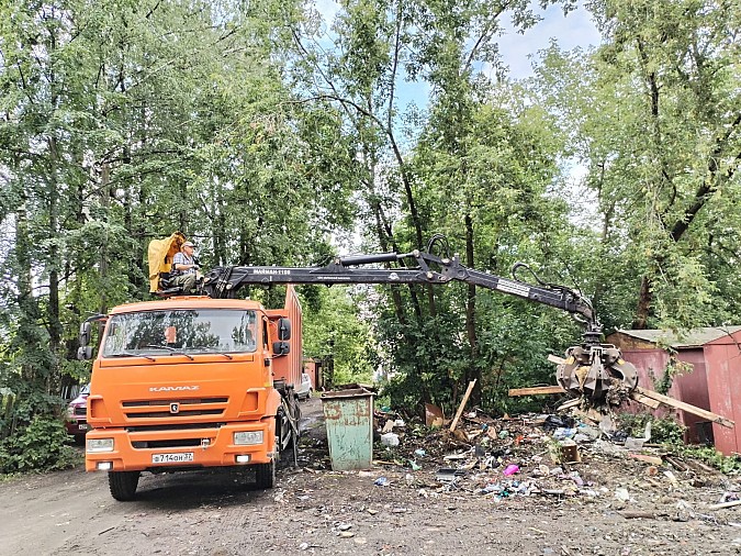 В июле с контейнерных площадок Кинешмы вывезли более 1250 кубометров веток и мусора фото 2