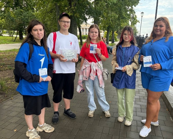 Активисты Движения Первых провели информационную акцию «Безопасное лето для детей» фото 3