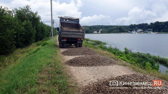 УГХ засыпает щебнем дамбу на реке Кинешемке фото 5