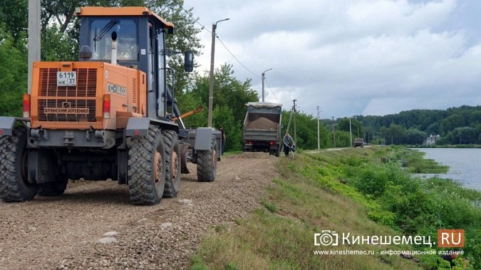 УГХ засыпает щебнем дамбу на реке Кинешемке фото 2
