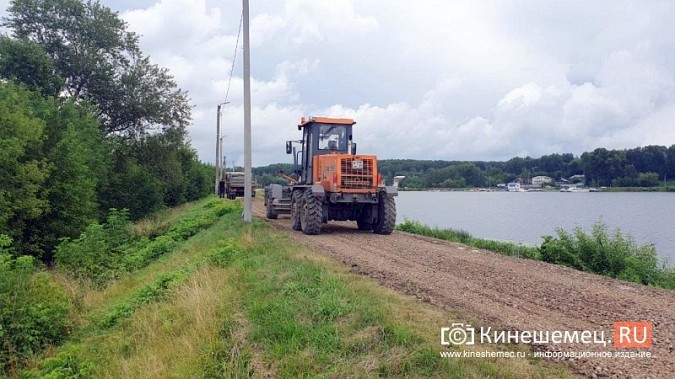 УГХ засыпает щебнем дамбу на реке Кинешемке фото 3