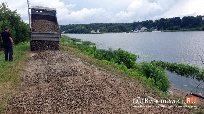 УГХ засыпает щебнем дамбу на реке Кинешемке фото 6