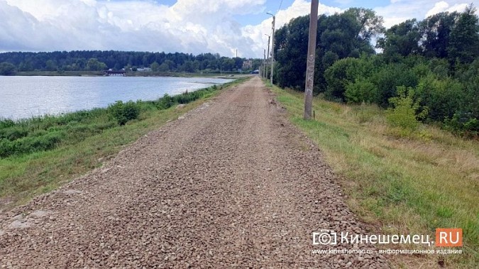 УГХ засыпает щебнем дамбу на реке Кинешемке фото 4