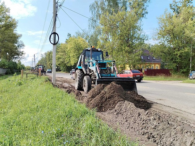 В Кинешме продолжаются работы по профилированию обочин дорог фото 3