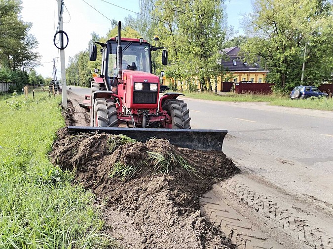 В Кинешме продолжаются работы по профилированию обочин дорог фото 4
