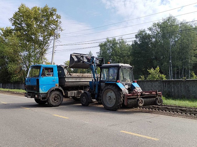 В Кинешме продолжаются работы по профилированию обочин дорог фото 2