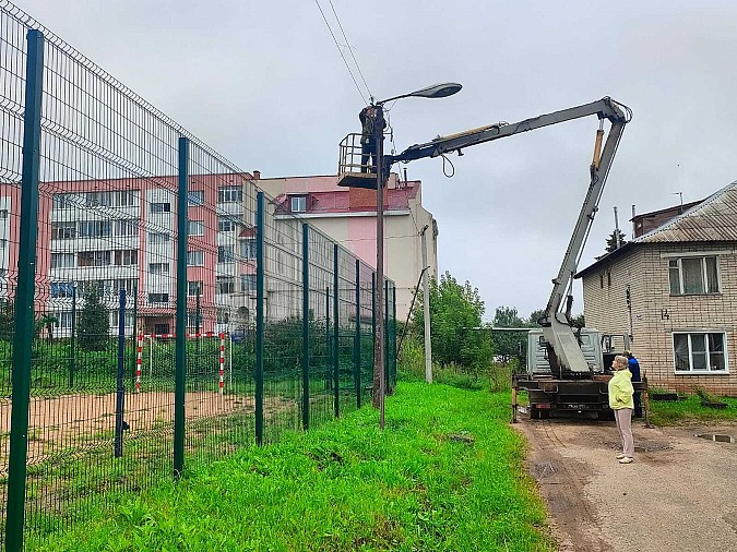 На спортплощадке в Наволоках по проекту «Светлый двор» смонтировали освещение фото 2