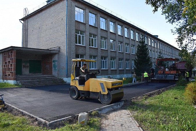 В Кинешме асфальтируют территорию у школы №19 фото 3