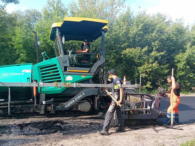 На улице Декабристов укладывают первый слой асфальта фото 6