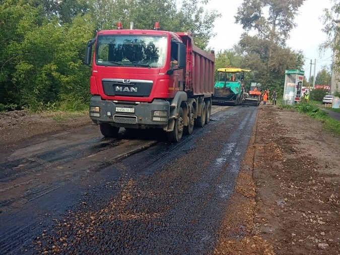 На улице Декабристов укладывают первый слой асфальта фото 7