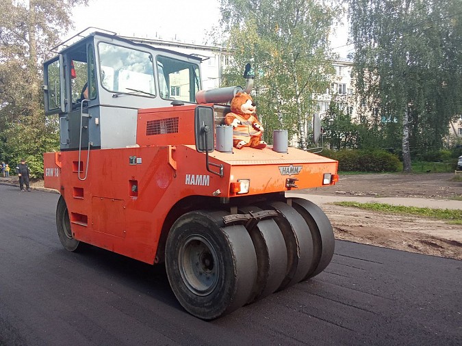 На улице Декабристов укладывают первый слой асфальта фото 2