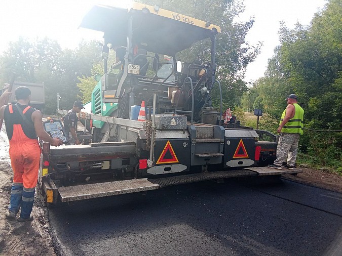 На улице Декабристов укладывают первый слой асфальта фото 5