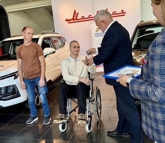 Новые автомобили от фонда «Защитники Отечества» получили уже восемь ветеранов СВО фото 5