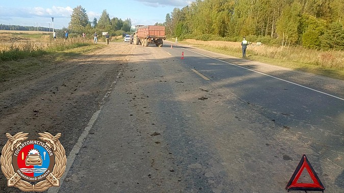 В Кинешемском районе мотоциклист влетел в трактор «Беларусь» фото 3