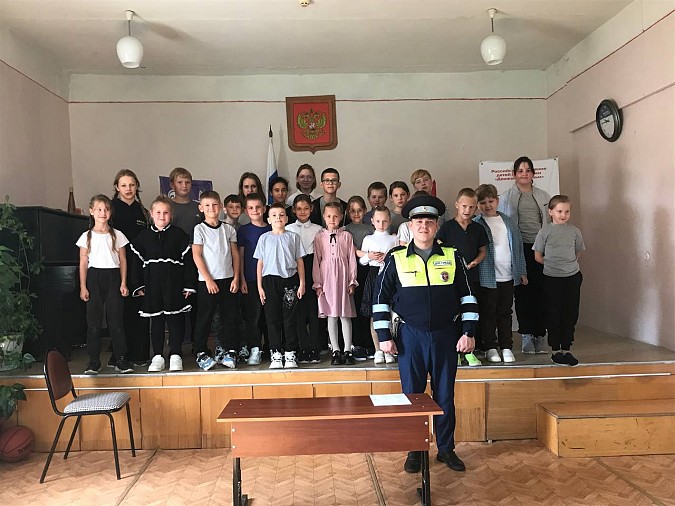 В Кинешме сотрудники Госавтоинспекции провели занятие с первоклассниками фото 5