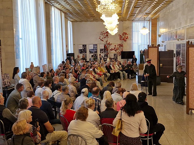 Кинешемский театр продолжает принимать туристов с теплоходов фото 2