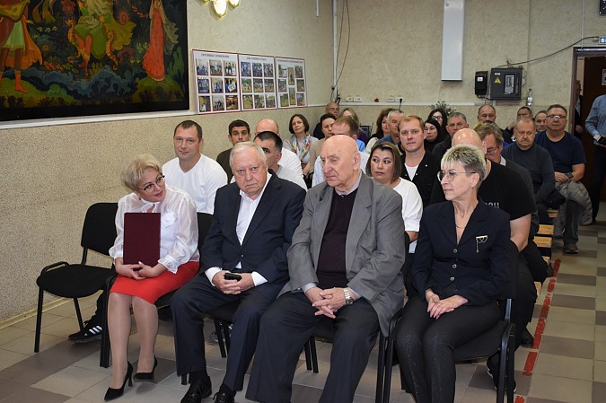 Руководство и работников завода «Поликор» поздравили с профессиональным праздником фото 4