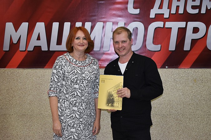 Руководство и работников завода «Поликор» поздравили с профессиональным праздником фото 20