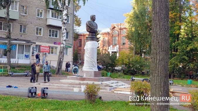 Спустя 30 лет памятнику маршалу А.М.Василевскому в Кинешме вернули бронзовый вид фото 3