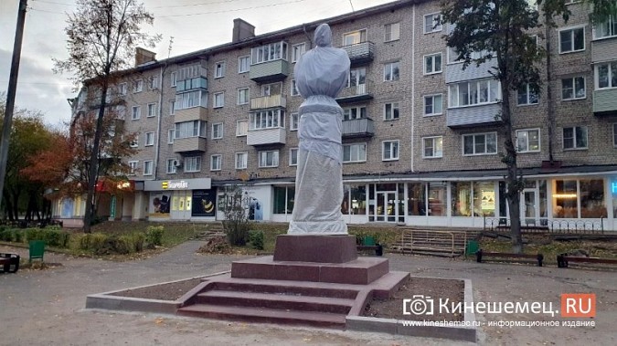 Спустя 30 лет памятнику маршалу А.М.Василевскому в Кинешме вернули бронзовый вид фото 6